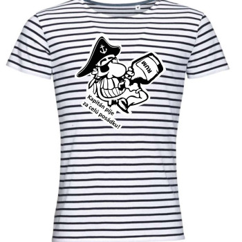 Kapitán pije za celú posádku